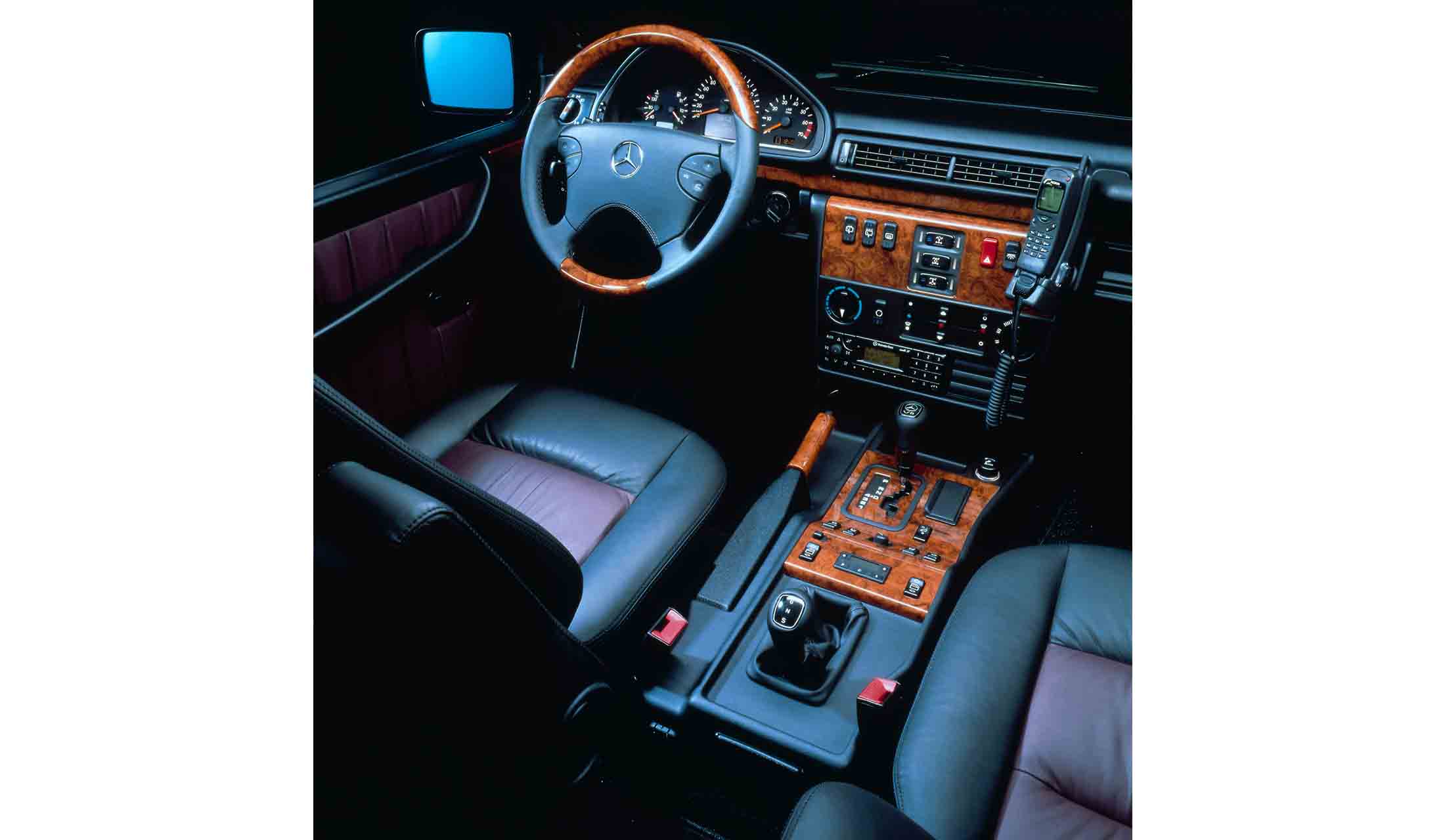 「G500」99年モデルの内装。ラグジュアリー志向になった初期の頃で、まだカーナビはビルトインされていない。