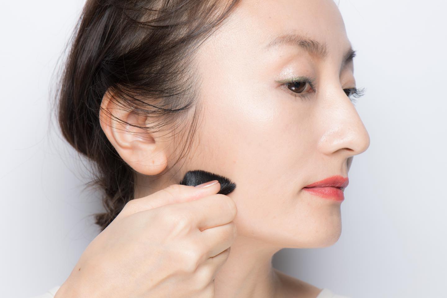 パッと見シェーディングパウダーがのっているのかわからないくらい薄く入れるのが、ナチュラル仕上げの鍵に。