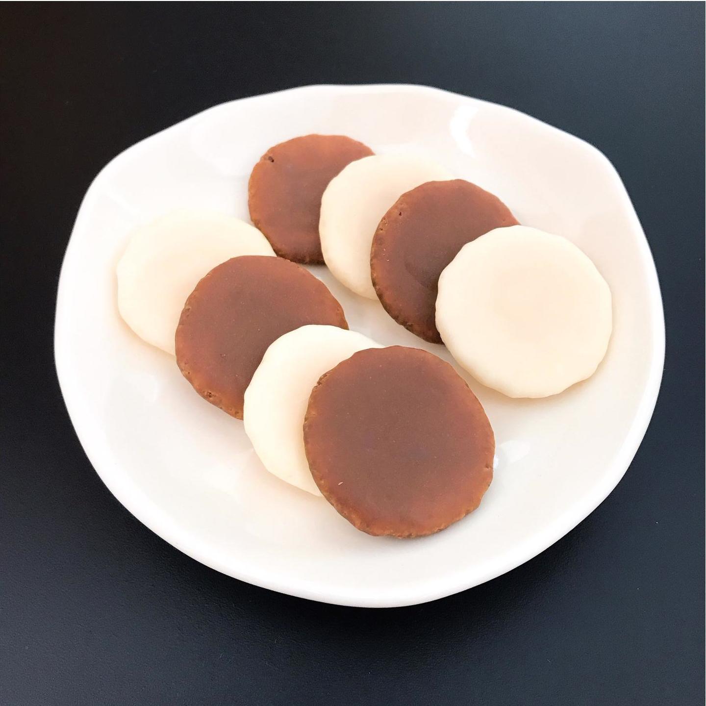 チョコレートでコーティングされたミニ煎餅