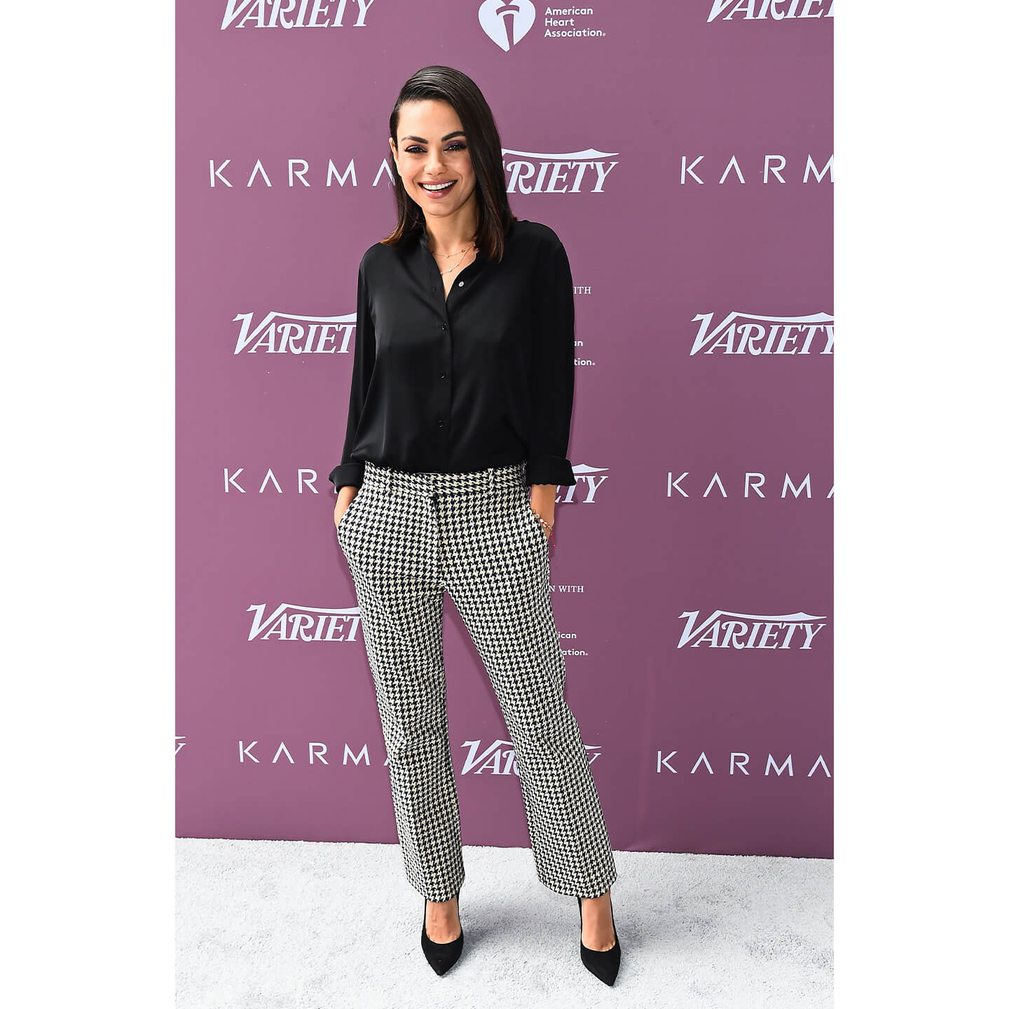 モノトーンでまとめた千鳥格子ルックのMila Kunis(ミラ・クニス)