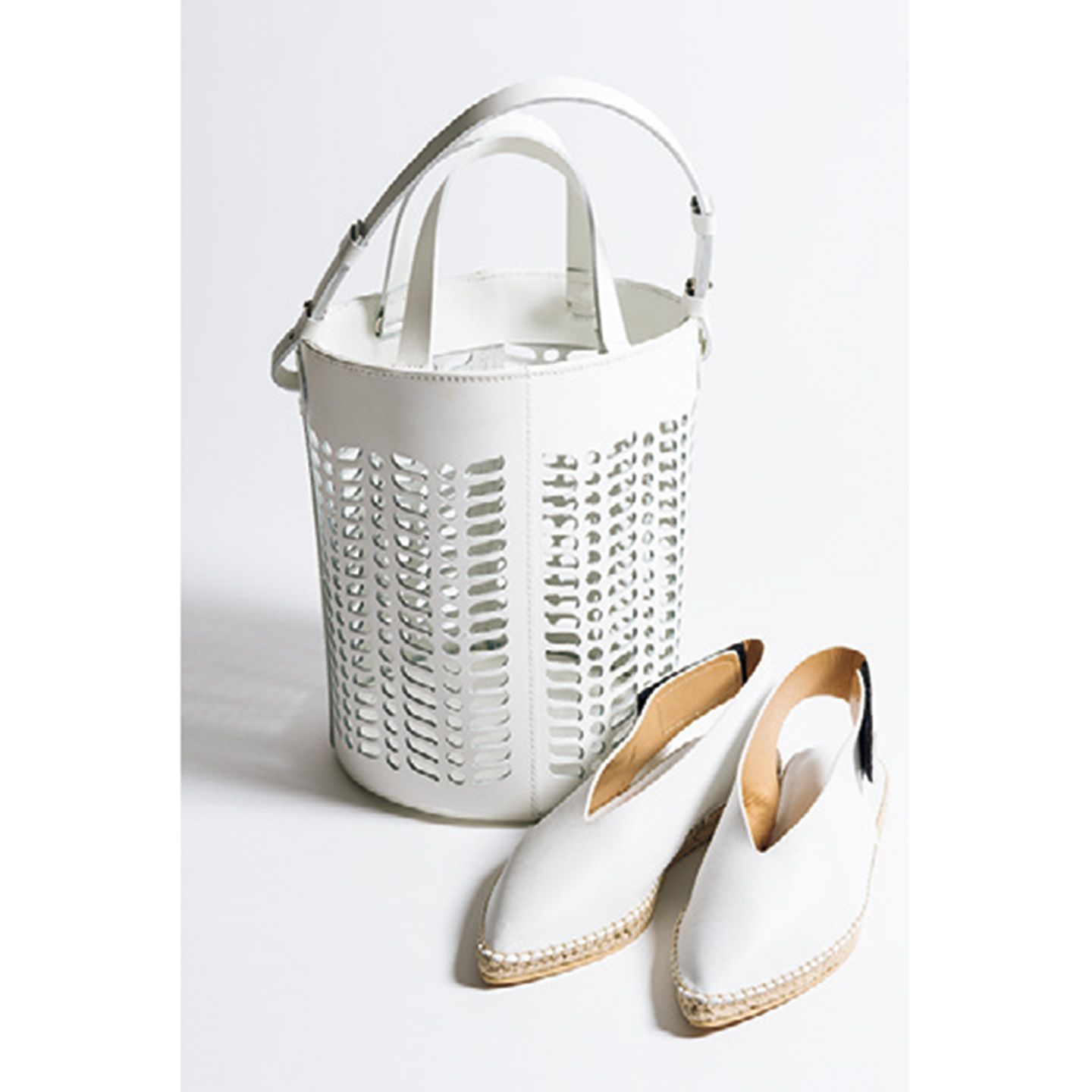 小物は、大人かわいいカットワークレザーのバッグとVカットの履き口がかっこいい、バックストラップサンダルを合わせて。小物の甘辛ミックスで、モノトーン配色が表情豊かになります。MODERN WEAVINGのバッグ¥67,000(GALERIE VIE 丸の内店)、靴¥39,000(アノア〈リビアナ・コンティ〉)