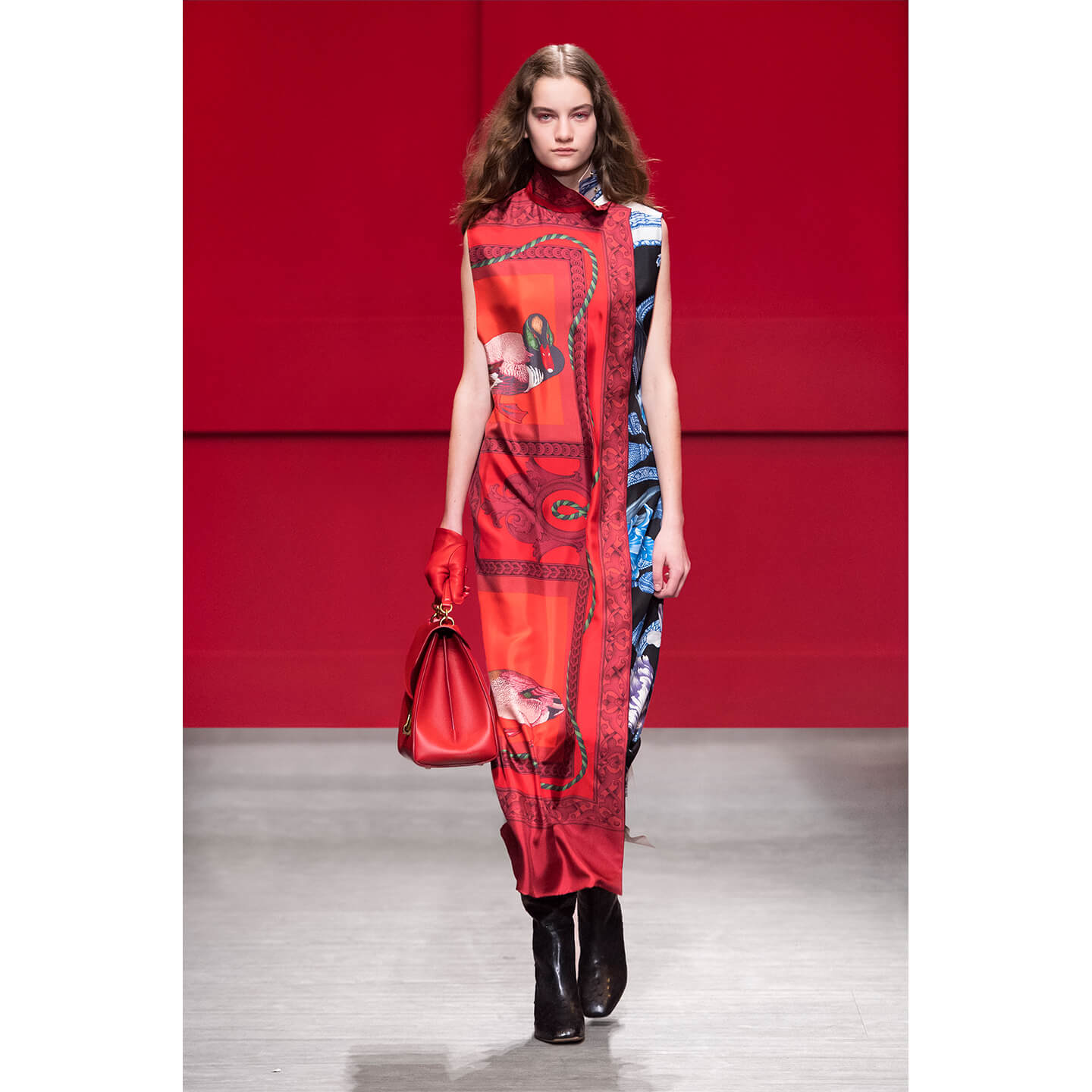 Salvatore Ferragamo(サルヴァトーレ フェラガモ)のワンピースを着こなすモデル