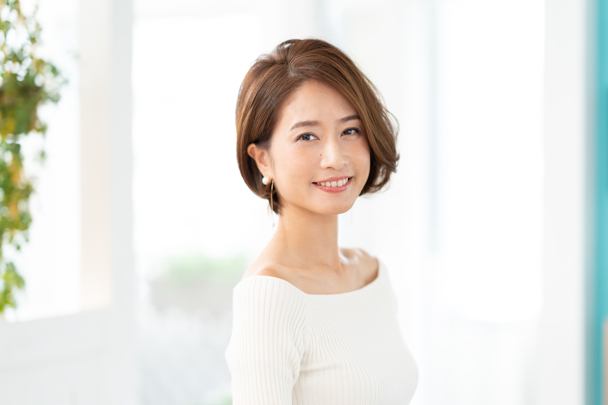 いつもの分け目とは逆からドライヤーをあて、若々しい立体ヘアに