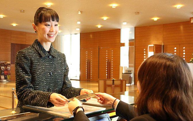チケットを受け取る、米沢 唯さん。