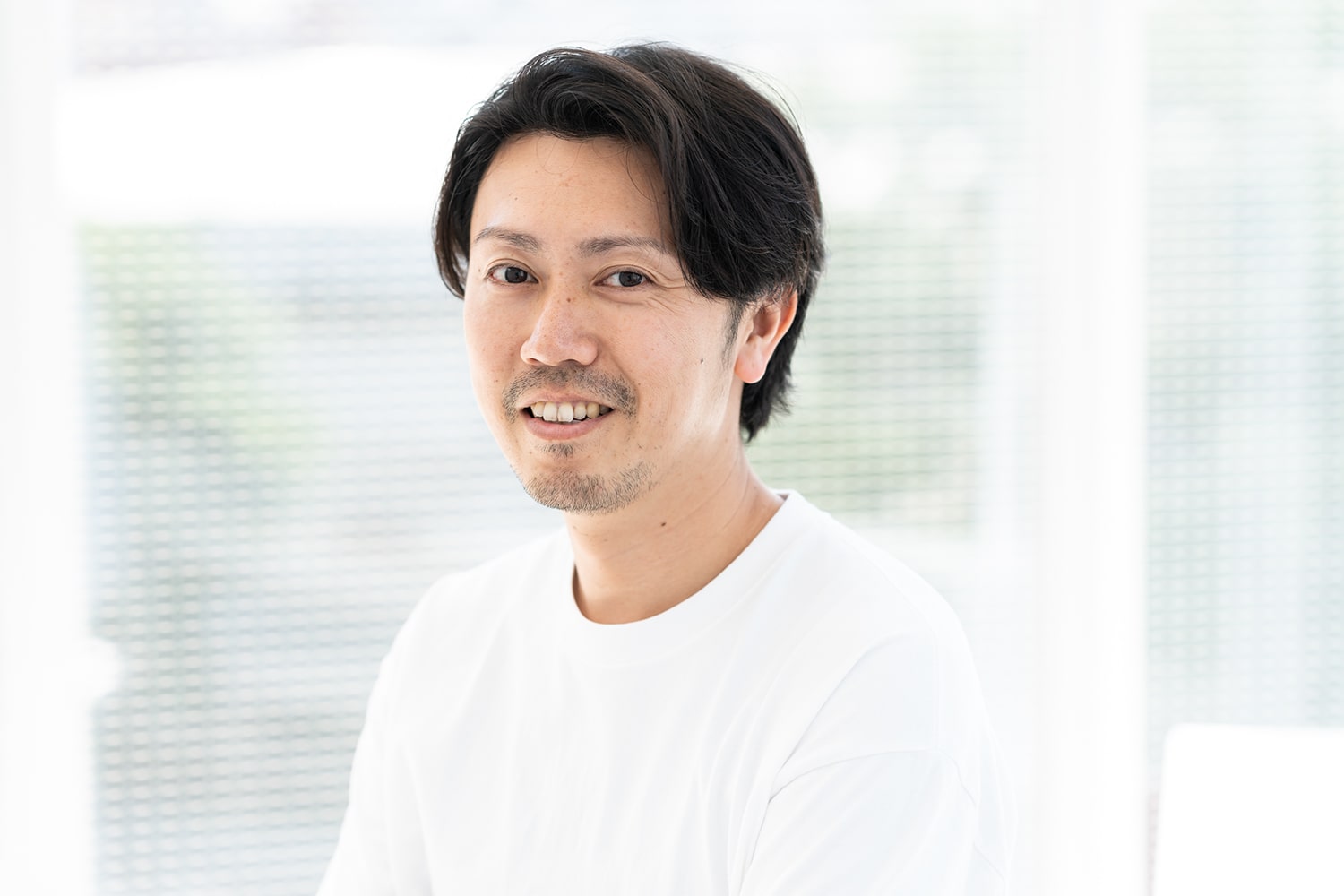 air-AOYAMA副店長の小宮佑介さん。骨格に合わせたスタイルが得意な小宮さん。「正面からだけでなく、360度どこから見ても美しいシルエットを作ることにハマっています。頭の型や輪郭は人それぞれ違うので、その方に一番似合うスタイルを見つけられた時は本当に嬉しいですね」