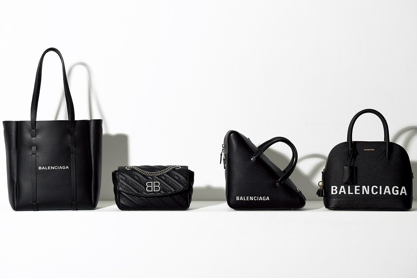 左から/「エブリデイロゴ トート XS」【縦27×横24×マチ11cm/ストラップ付き】¥132,000・「BB ラウンド S」【縦13×横22×マチ8cm】¥208,000・「トライアングルダッフル S」【縦24×横24×マチ11cm /ストラップ付き】¥221,000・「ヴィル トップ ハンドル S」【縦22×横26×マチ12cm/ストラップ付き】¥235,000(バレンシアガ ジャパン)