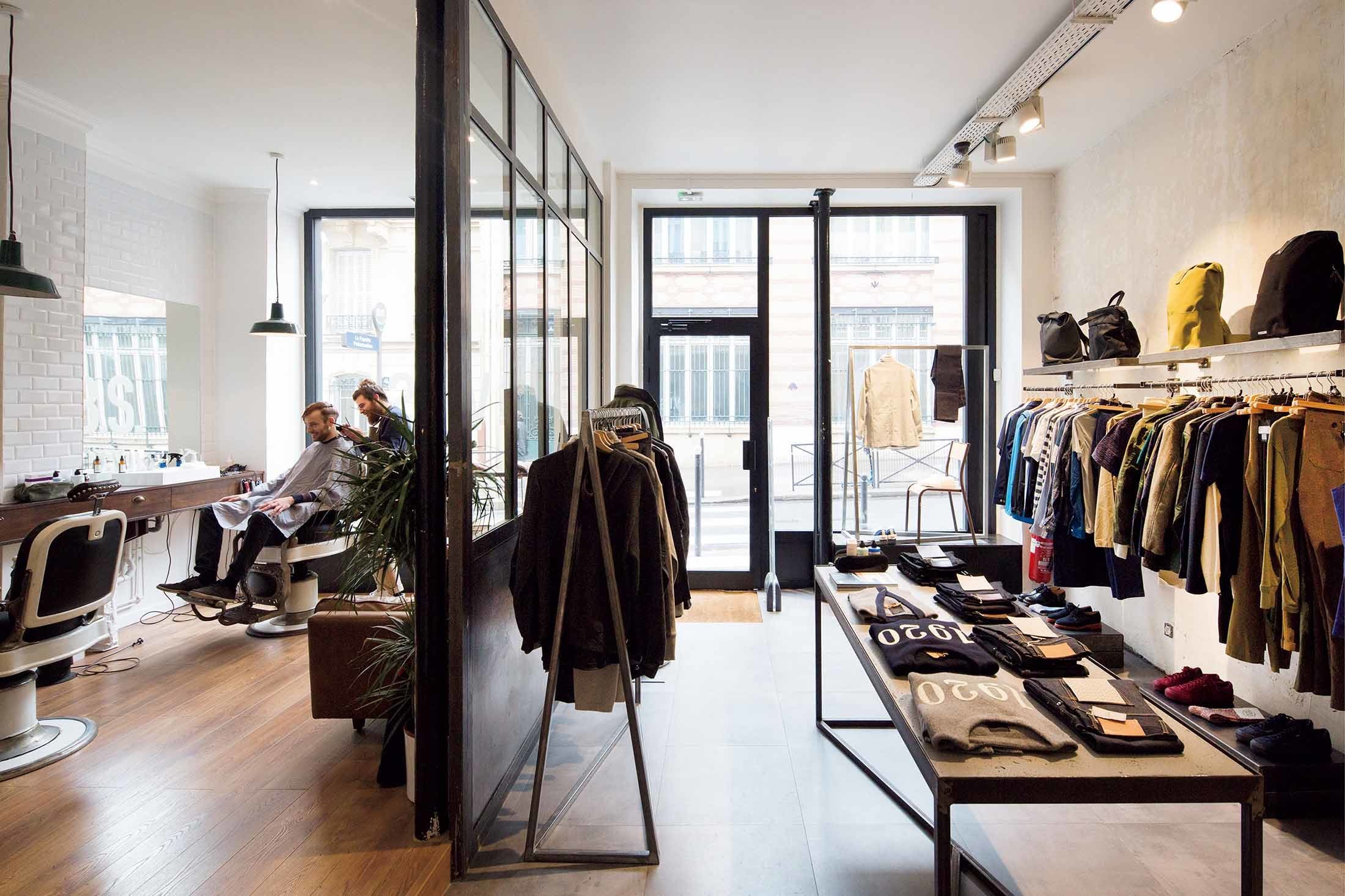 隣のセレクトショップは、上質なカジュアルが中心。
住所/96 rue du Faubourg Poissonnière 75010 Paris
TEL:+33(0)1.40.16.40.20
営業時間/10:00~19:30休日/日曜日
http://www.vbarberandshop.com