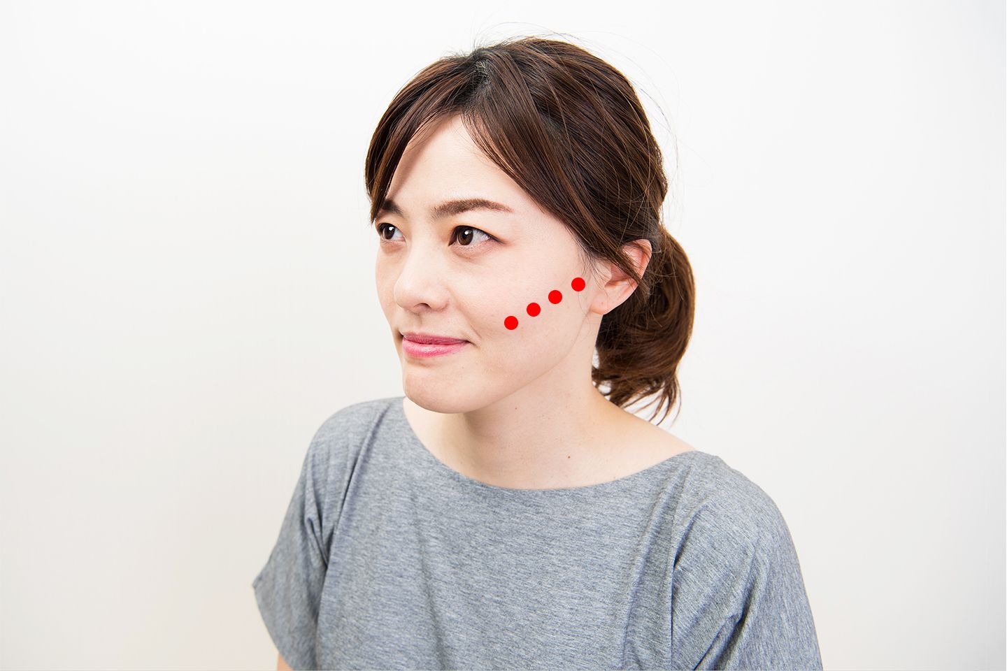頬骨下に沿って、耳の手前のくぼみまで4カ所に分けてほぐす位置を示している