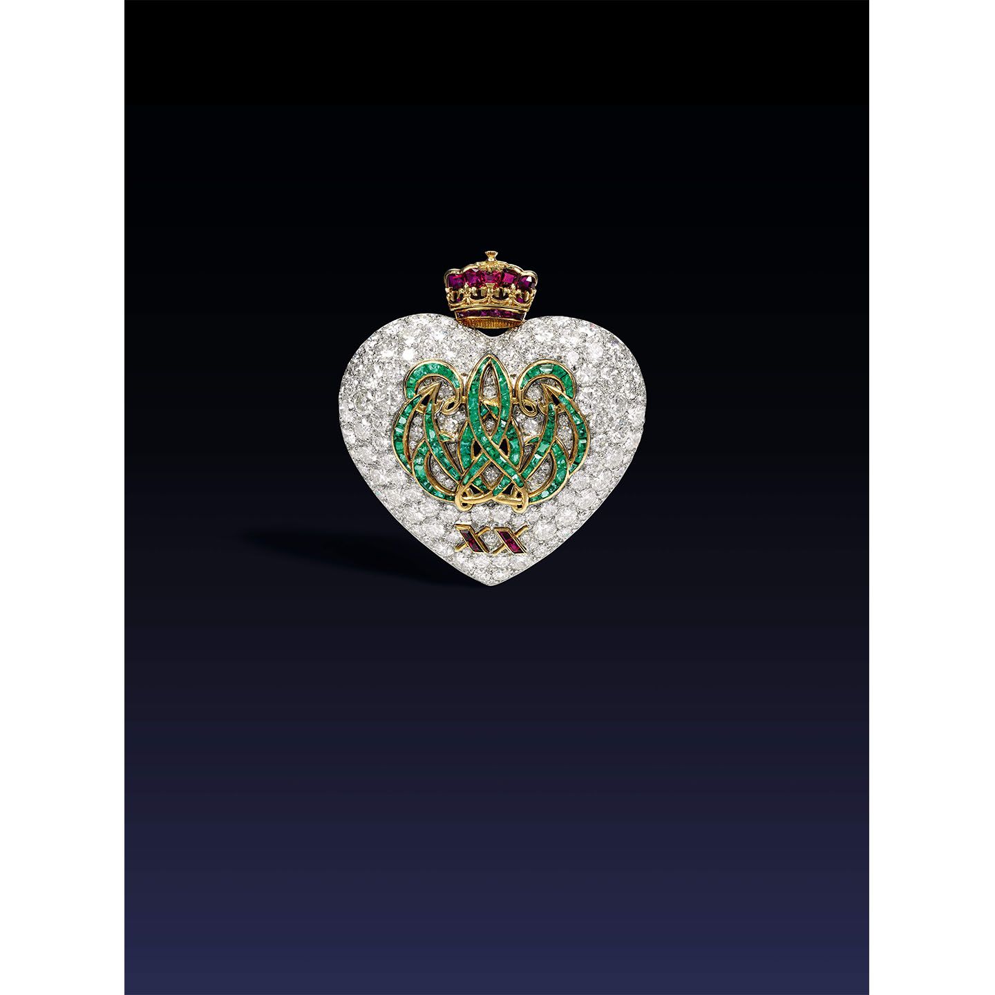 ウィンザー公爵夫人着用のブローチ。「20th Anniversary Brooch」(Cartier)落札価格:205,250GBP(英ポンド)【エメラルド×ルビー×ダイヤモンド】(参考価格:日本円で¥26,563,455 1英ポンド129.42円計算/2019年9月4日レート)