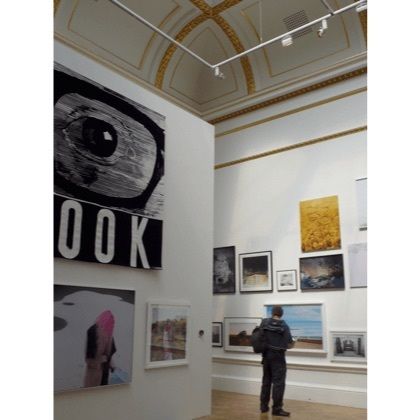 会場の作品は基本購入できるとあって、来館者は皆、Price listと絵を見比べながら楽しんでいる。