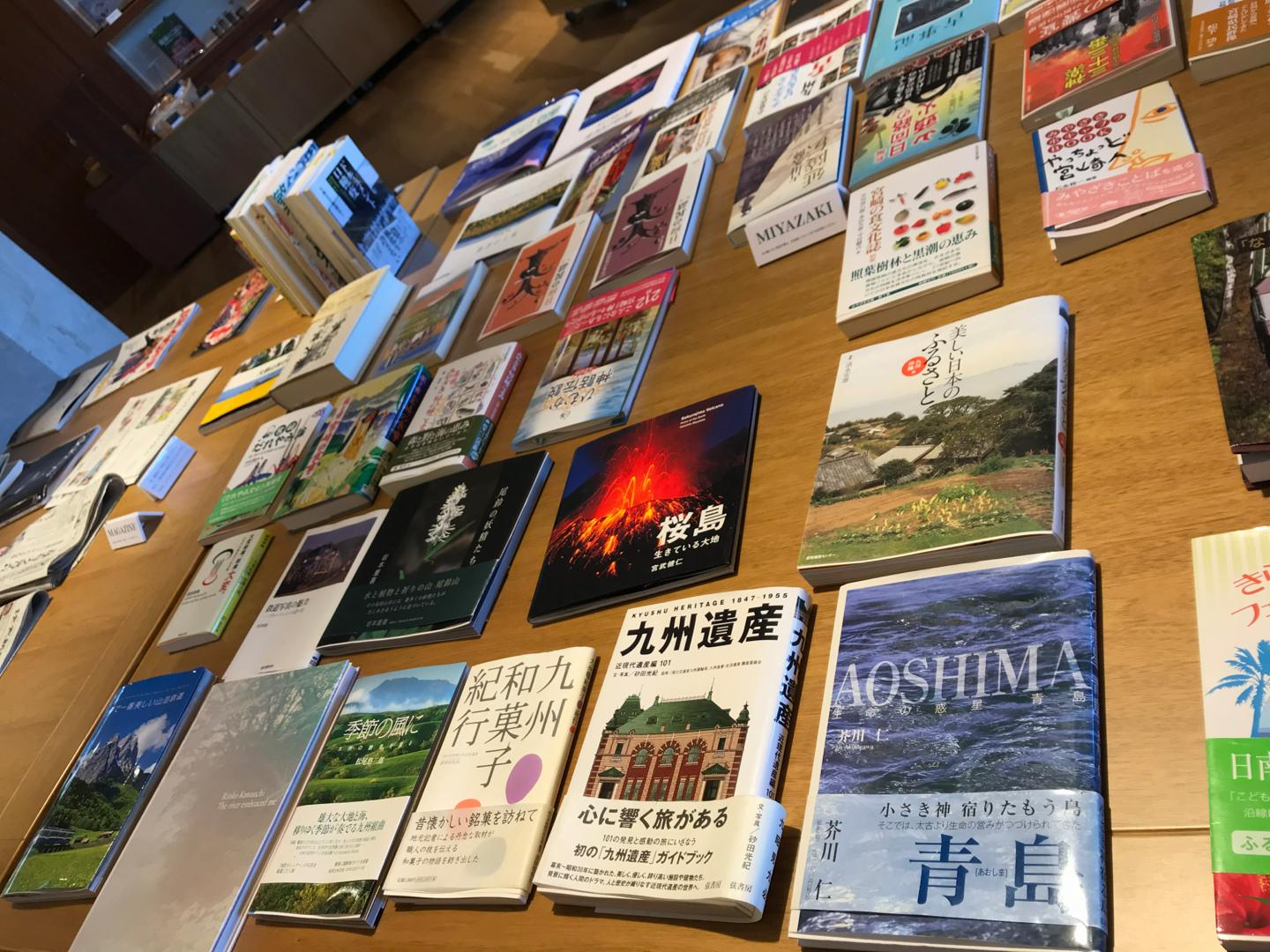 ズラリと並ぶ旅を題材にした本たち。