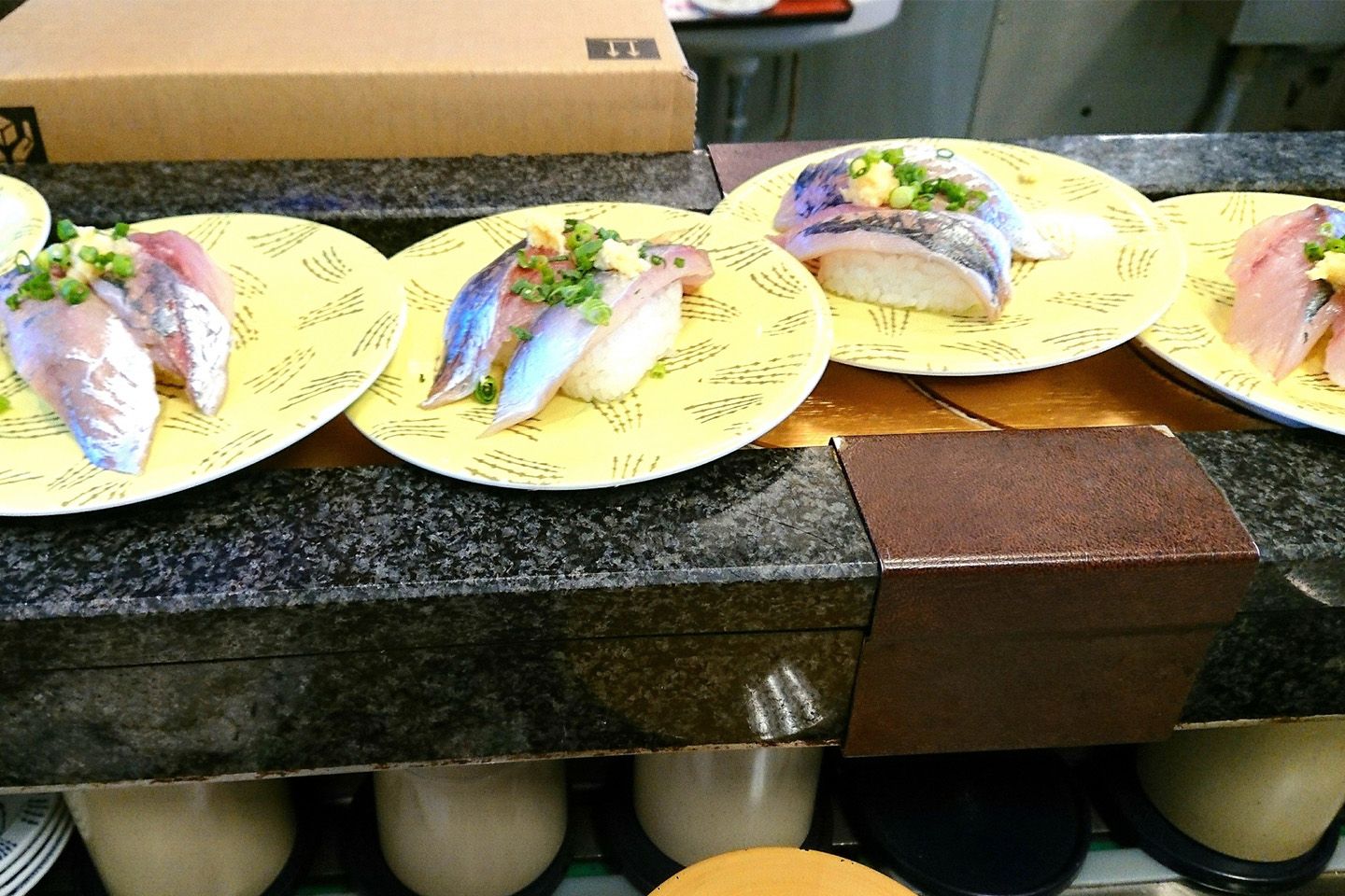 一度触ったお皿をレーンに戻すのはNG