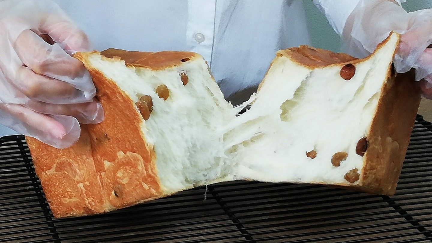 焼きたてをちぎるとフワッと湯気が立ち上り、バターの香りが。