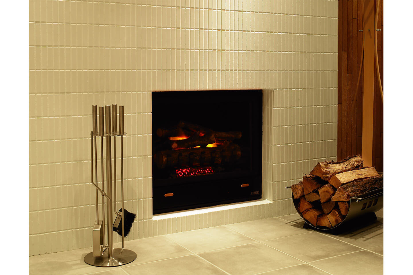 薪ストーブよりも、自分好みの素材や大きさを選べることができるのが暖炉の魅力