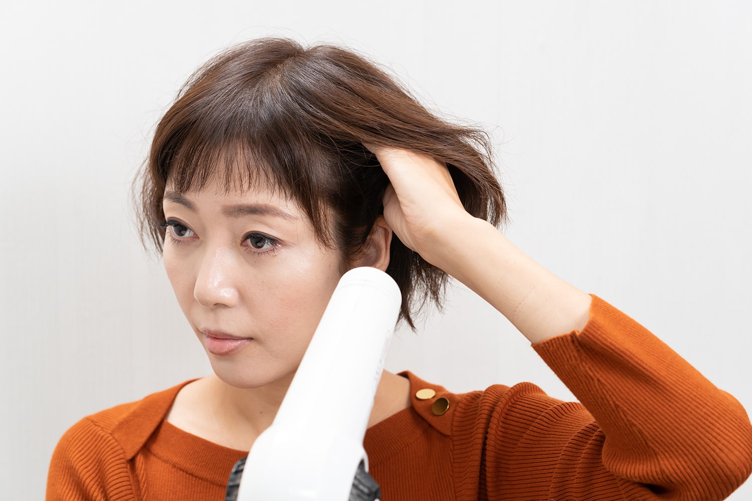 指の腹で地肌を軽く擦りながら後ろにとかすのがポイント。