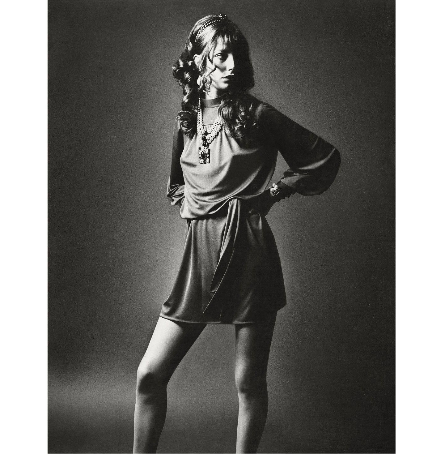 1969年春夏コレクションを着たジェーン・バーキン “Guy Bourdin, Paris Vogue 1969,Chloé spring-summer 1969 collection©The Guy Bourdin Estate, 2017 / Courtesy A + C”​