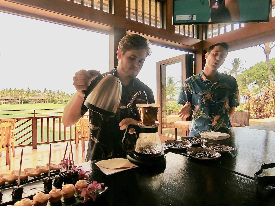コーヒーエキスパートの解説を聞きながらコーヒーを試飲できる