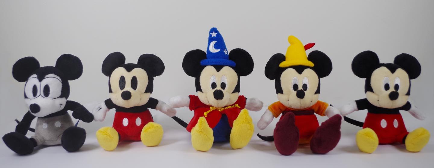 ぬいぐるみ 左から/Plane Crazy・Vintage Style・Fantasia・Fun and Fancy Free・Modern Style 各¥1,620(税込)©Disney