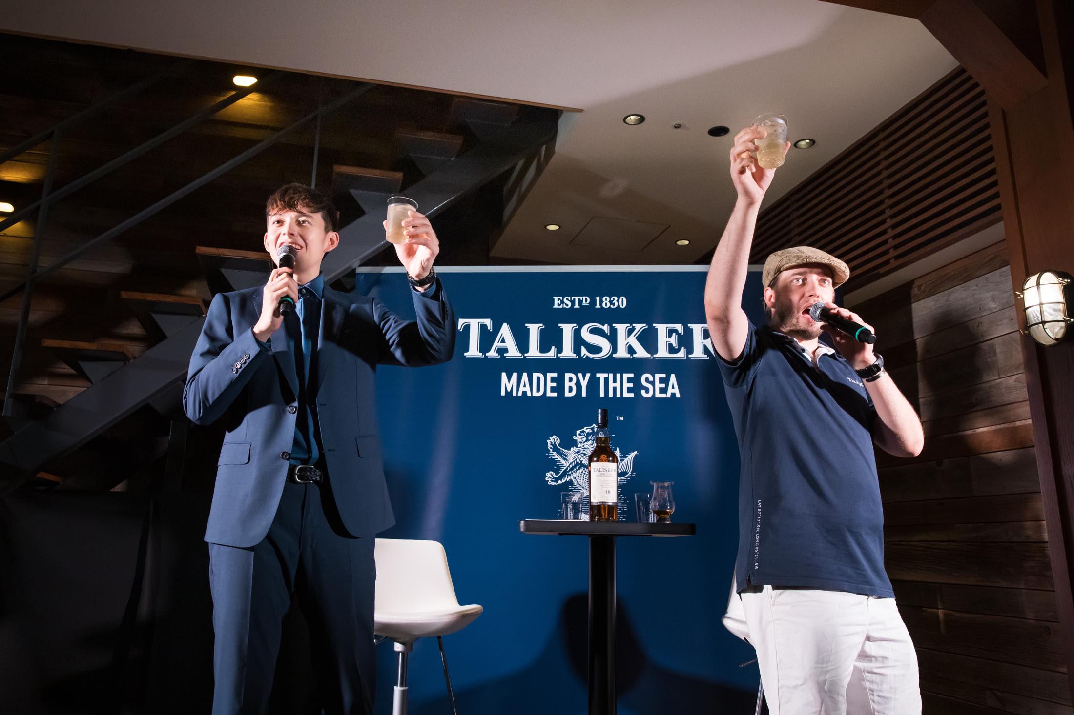 スランジバー!と叫ぶ、ハリー杉山さん(左)と MHDシングルモルトアンバサダーのロバート(ボブ)・ストックウェル(右)