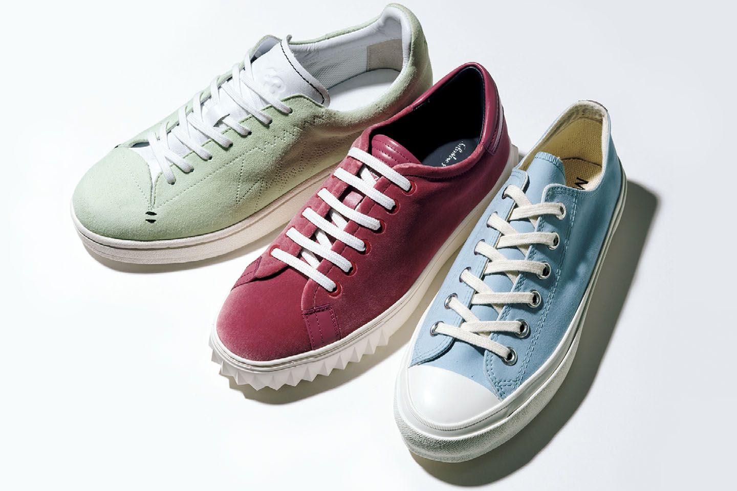左から/爽やかなスエードのミントグリーン。白の配分でパステルを甘く見せない。¥38,000(adidas fashion group ショールーム〈Y-3〉)、ベリー系のシックカラーは大人の女性が取り入れやすい色。ベルベットで優しい色味に。¥67,000(フェラガモ・ジャパン〈サルヴァトーレ フェラガモ〉)、清潔感あふれるスカイブルー×白。靴ひもを付属の同色ブルーに替えれば、また違う表情に。¥27,000(マッキントッシュ青山店)