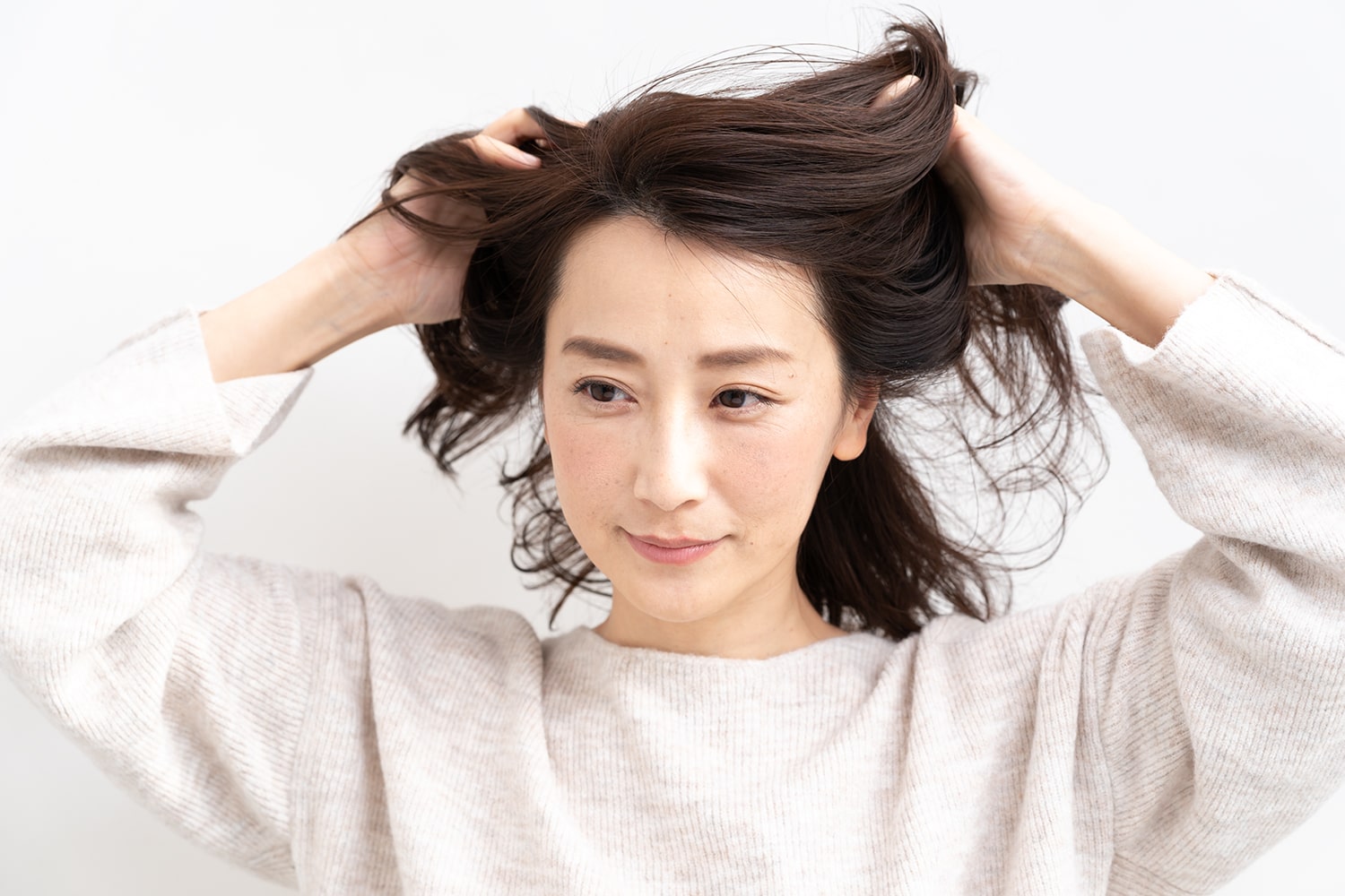 地肌付近や根元は避けて、髪の中間から毛先に揉み込む。