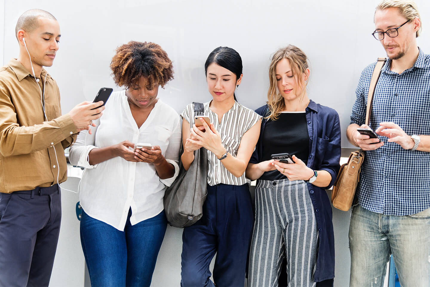 スマートフォンを持つ人たち