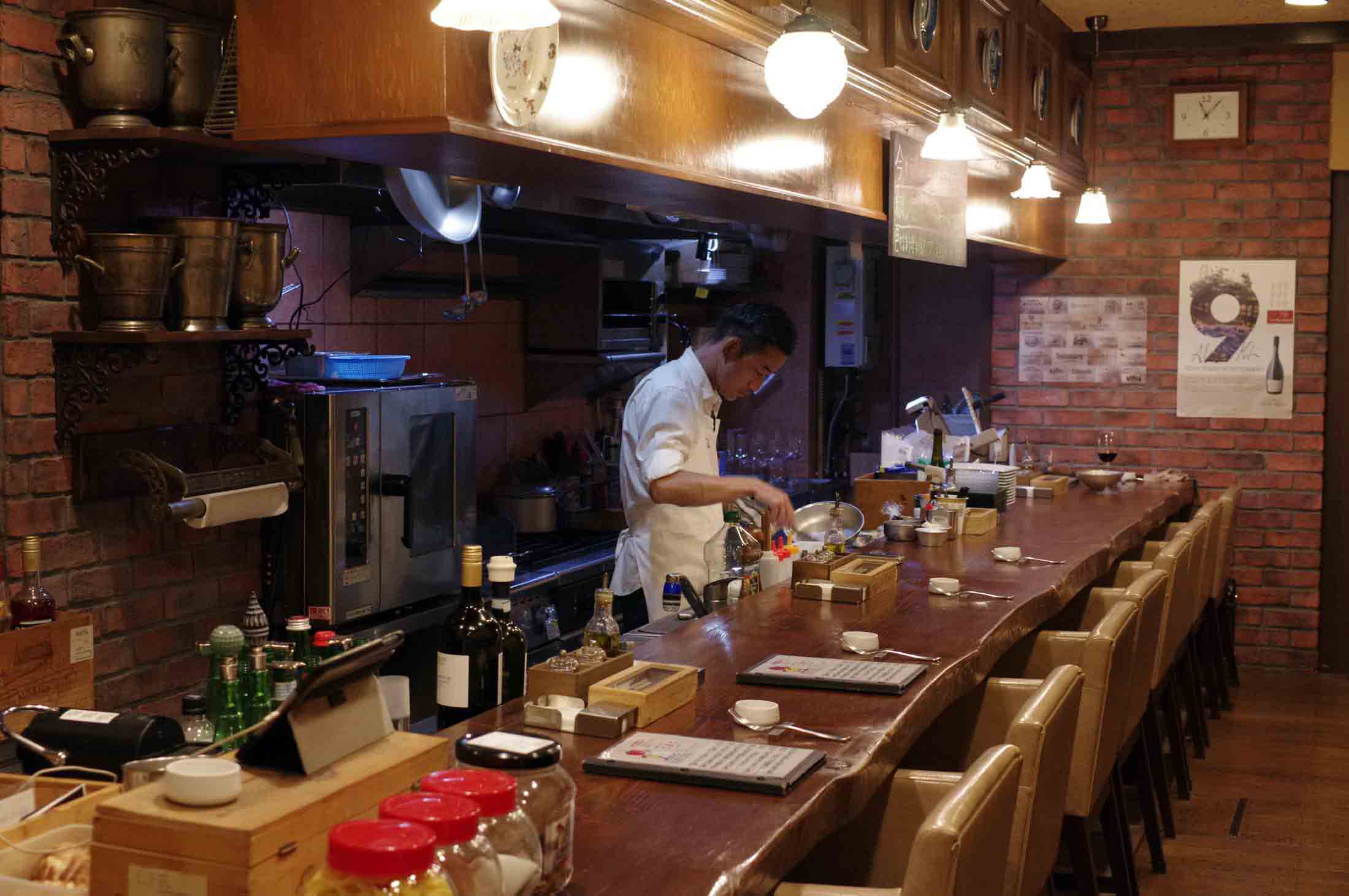 シェフとの距離が近いこぢんまりした空間。深夜に訪れるのであれば店を一望できるカウンター席をおすすめする。