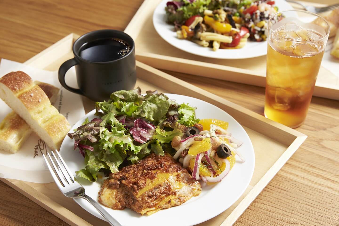 ランチプレート「タボラ」¥1,180(税抜)※全日11:00~14:00の提供、14:00以降はサラダ、ラザニアの単品でも購入可能。専用BOXでの持ち帰りも。