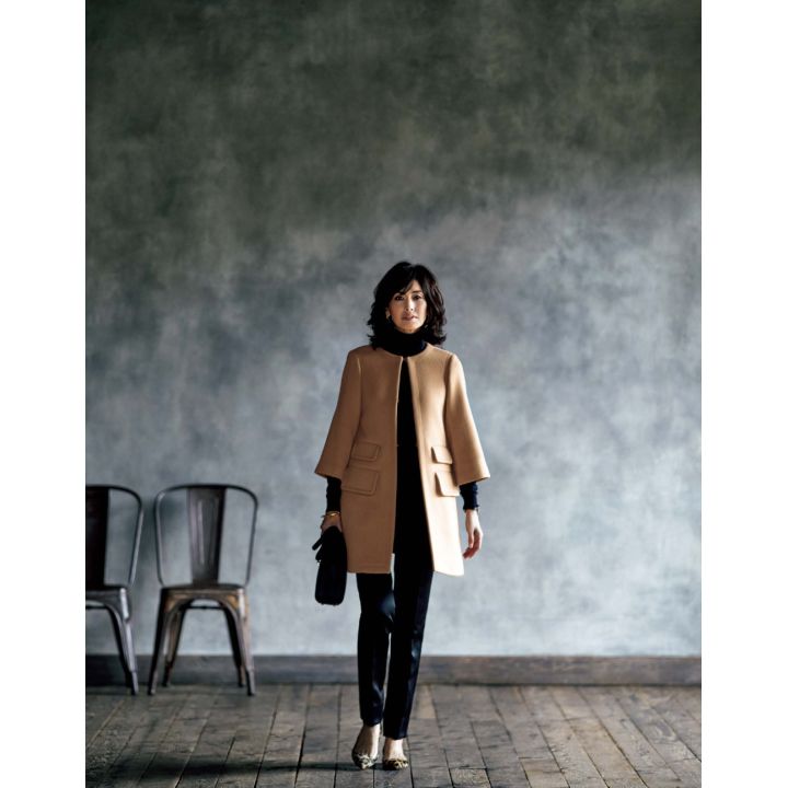 ダブルフェースカシミヤのコート『ルナ』・シルクのパンツ(オールウェイズ〈MIKAKO NAKAMURA〉)、ニット(リーミルズ エージェンシー〈ジョン スメドレー〉)、ピアス・バングル(エストネーション〈アリギエーリ〉)、時計(ポアレ ジャポン〈ポアレ〉)、グローブ(真下商事〈デンツ〉)、バッグ(ヴァレクストラ・ジャパン)、靴(ブルーベル・ジャパン〈フランチェスコ ルッソ〉) 撮影/熊澤 透 BY:『Precious10月号』小学館、2019年