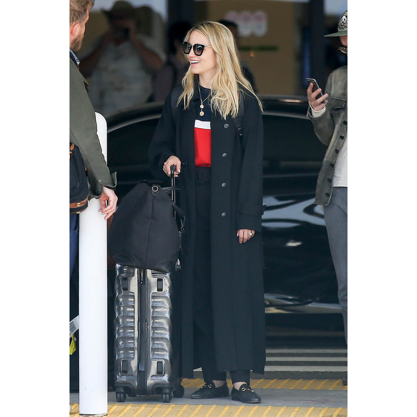 Y字のネックレスをつけたDianna Agron(ディアナ・アグロン)氏