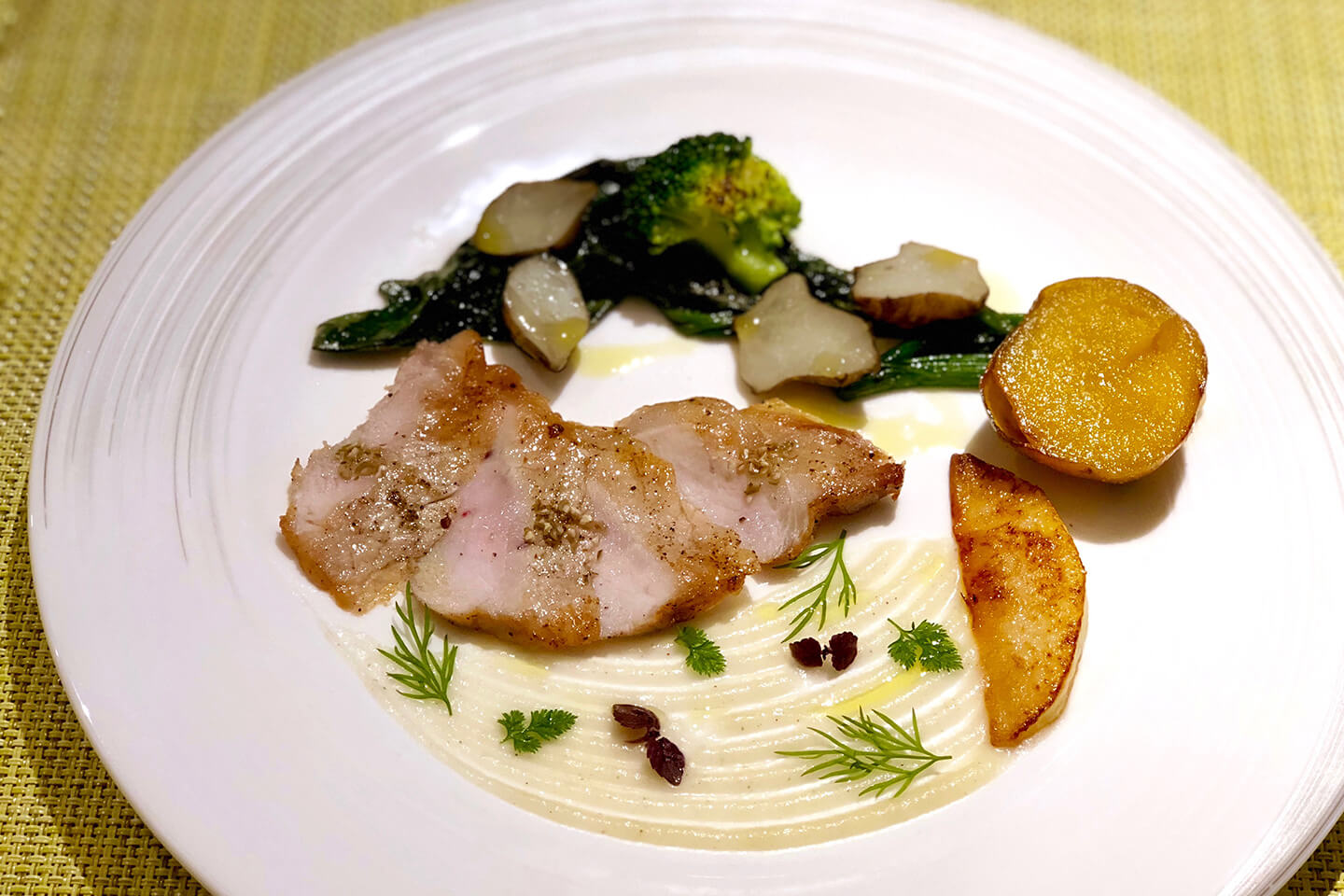 メイン料理のきなこ豚のオーブン焼き。付け合わせの野菜と一緒に描いた日本庭園のイメージに脱帽です。