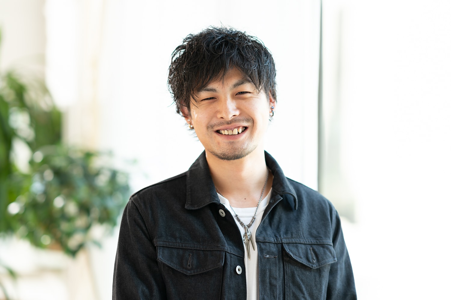 BEAUTRIUM PENINSULA店・スタイリストの山根純平さん。「パンが好きでよくパン屋巡りをしています。特にカレーパンが好きで色々と食べ歩きましたが、最終的にいちばんおいしいと思ったのは、ローソンのビーフカレーパンでした(笑)」