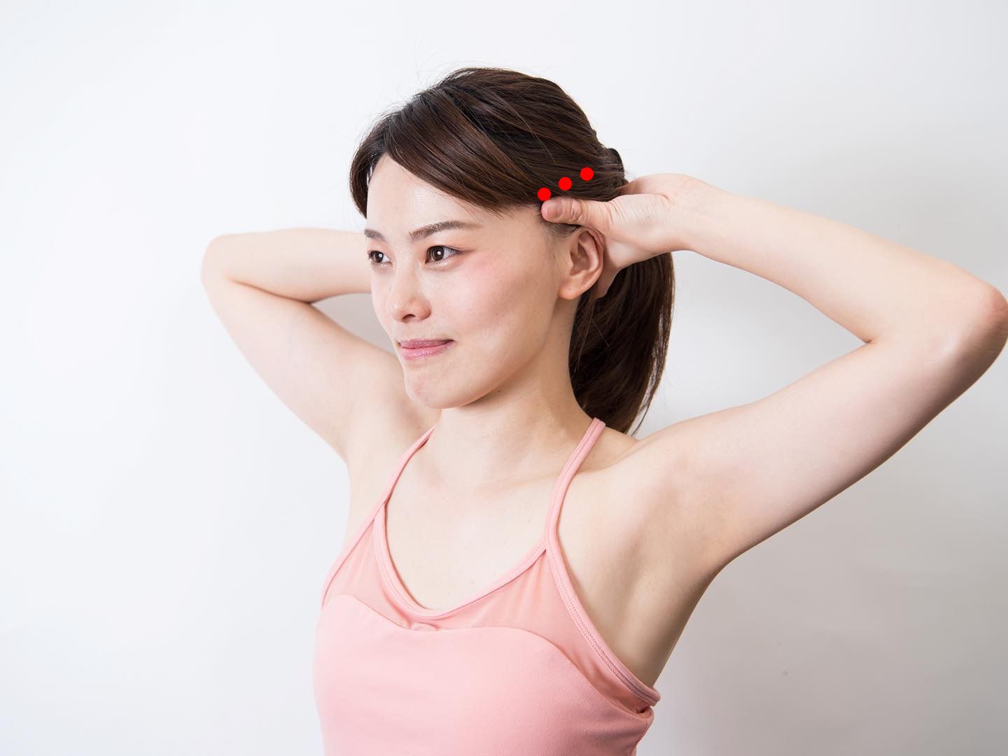 頭皮マッサージをしている女性