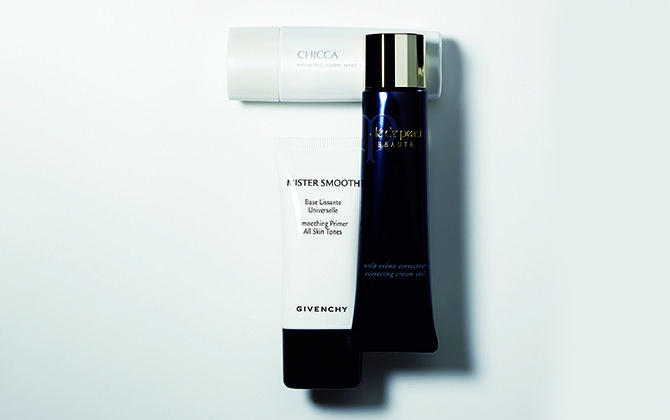 上から/カネボウ化粧品 キッカ ラヴィッシンググロウ メークアップベース トーンアップSPF36・PA++ 01 30㎖ ¥4,000・資生堂インターナショナル クレ・ド・ポー ボーテ ヴォワールコレクチュール SPF20・PA++ 40g ¥6,000・パルファム ジバンシイ ミスター・スムーズ 30㎖ ¥5,900