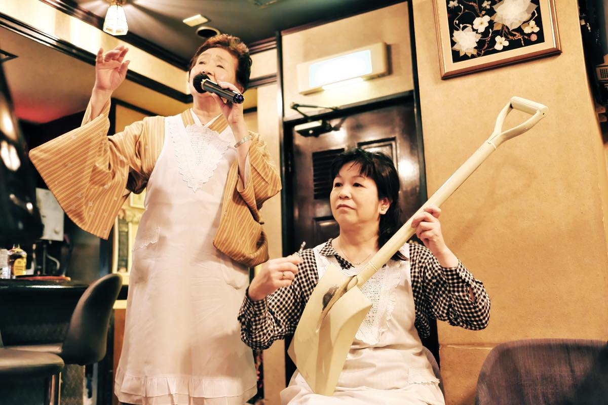 雅子さんの伴奏で歌う仁子ママ