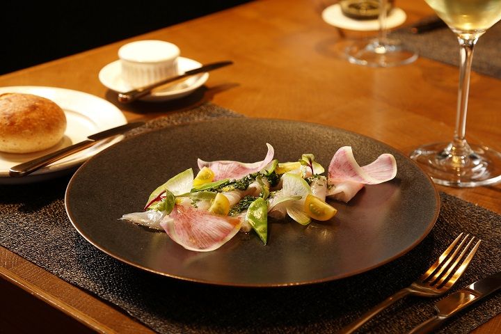 Whitefish sashimi with herb and lemon dressing, shell peas and shaved radishes〔カンパチのカルパッチョ、ハーブレモンドレッシングと季節野菜〕1,800円(税込)