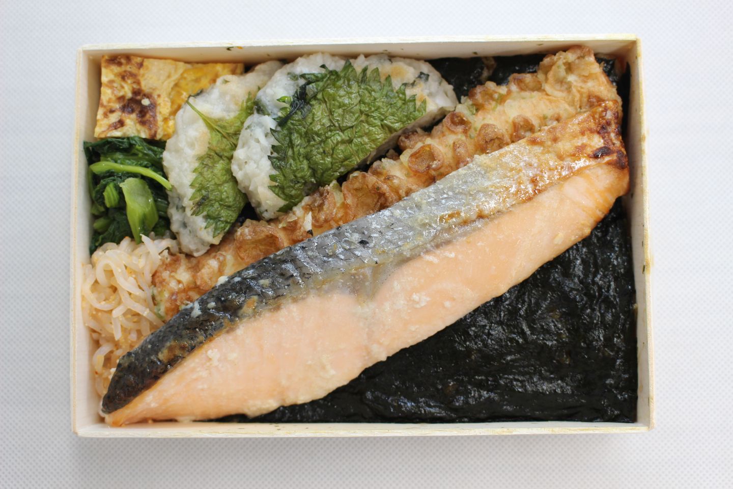アトランティックサーモンの麹漬けの海苔弁 ¥1,512(税込)「刷毛じょうゆ海苔弁山登り」GINZA SIX B2F