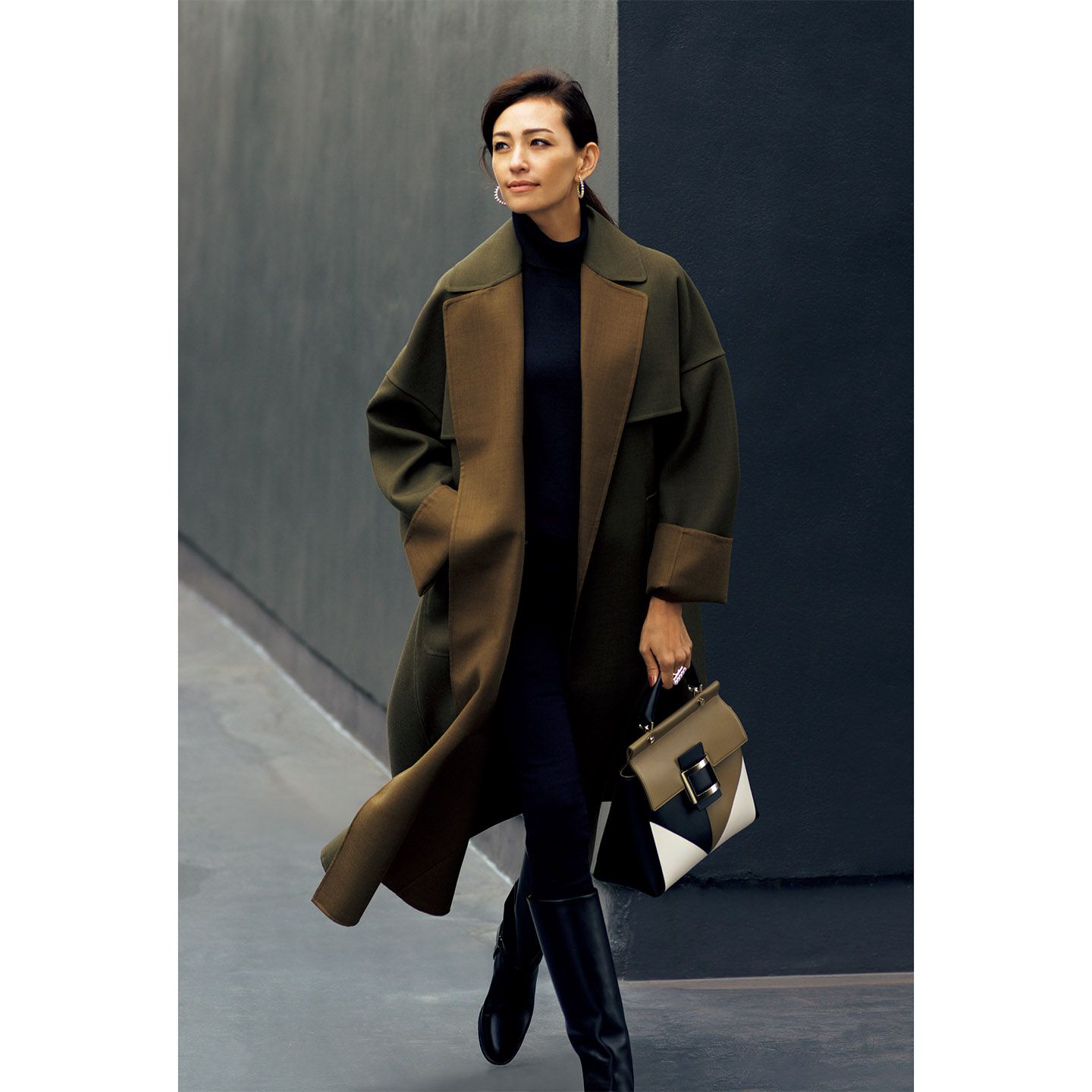 コート¥86,000(カオス丸の内〈カオス〉)、ニット¥29,000(Theory luxe)、デニム¥25,000(エージー ジャパン)、ピアス¥354,000・リング¥260,000(TASAKI)、バッグ¥359,000(ロジェ・ヴィヴィエ・ジャパン)、靴¥143,000(ブラミンク〈ジャコメッティ〉)
