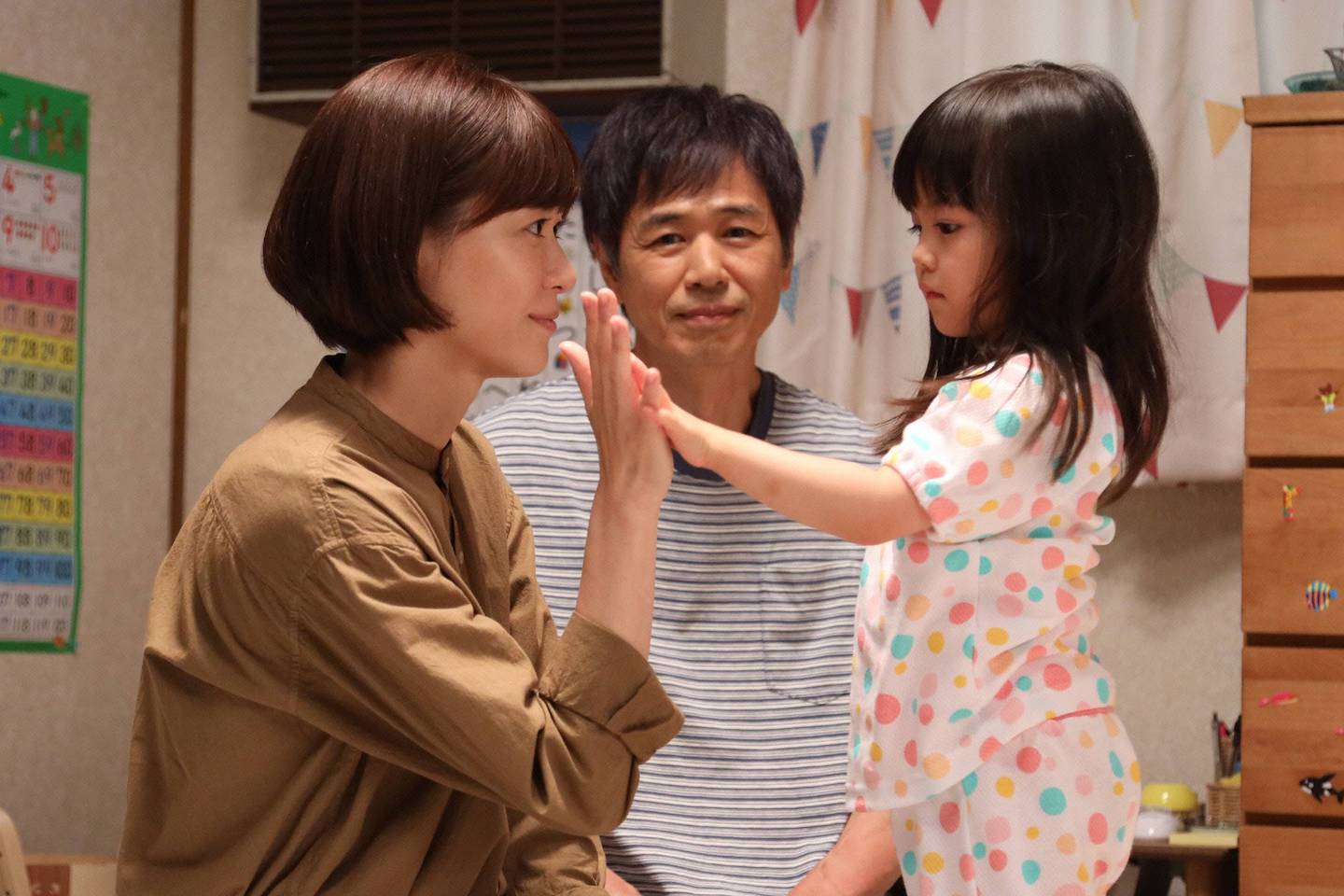 最終話での朝顔(上野樹里さん/左)と平(時任三郎さん)つぐみ(加藤柚凪さん) ©フジテレビ