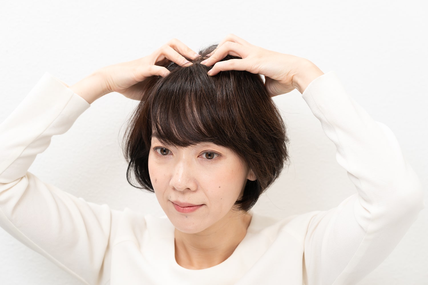 エッセンスの浸透を助けるように、指の腹で頭皮をよく揉み込んで。