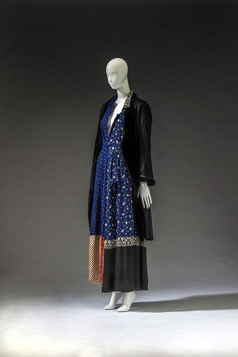 Maison Martin Margiela(マルタン・マルジェラ)1993年春夏(コート)、1993年秋冬(ドレス)京都服飾文化研究財団所蔵、畠山崇撮影