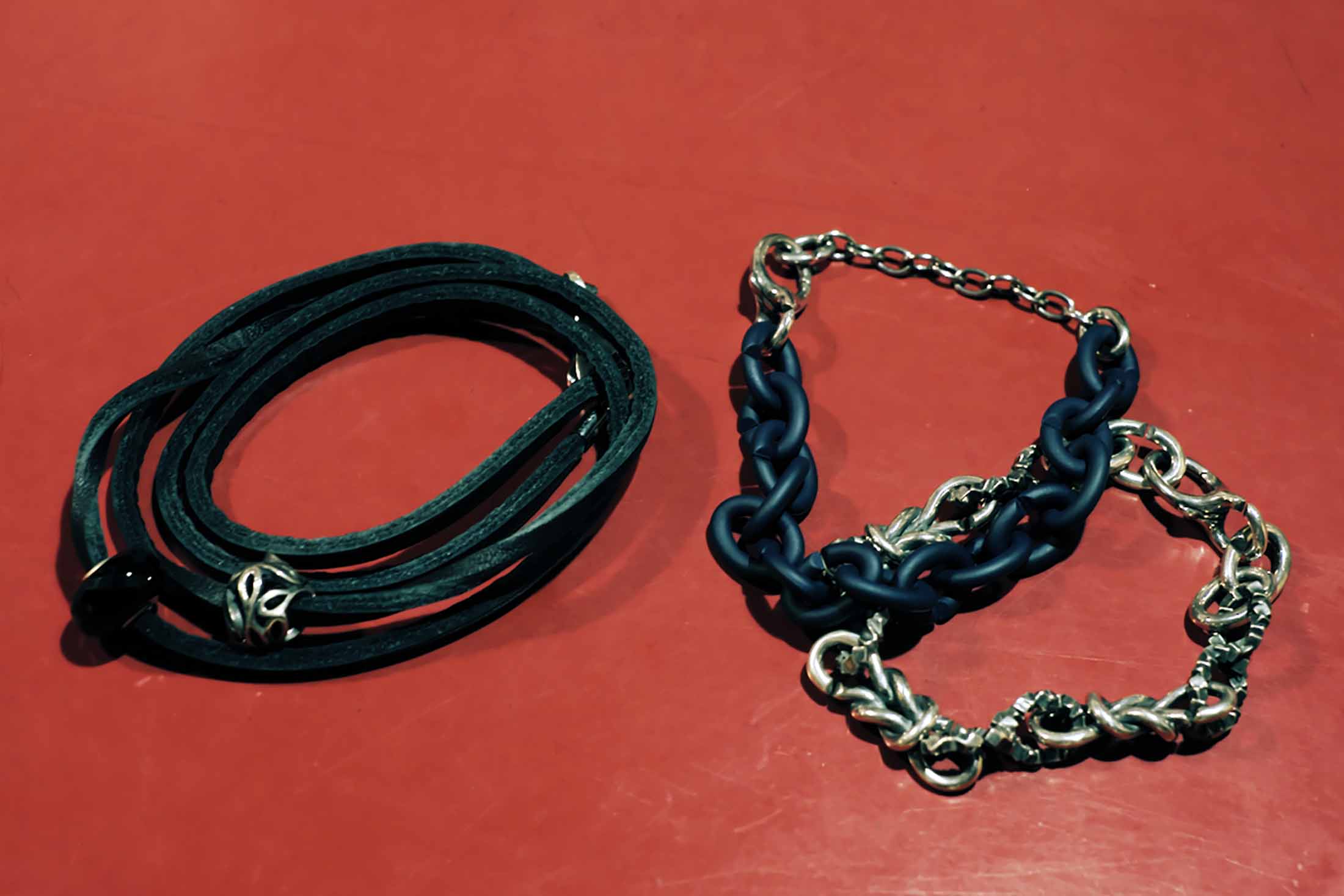 左/レザーブレスレット ¥30,000(トロールビーズジャパン〈トロールビーズ〉)右/ネイビーブレスレット ¥14,700・シルバーブレスレット ¥61,300(トロールビーズジャパン〈エックスジュエリー〉)