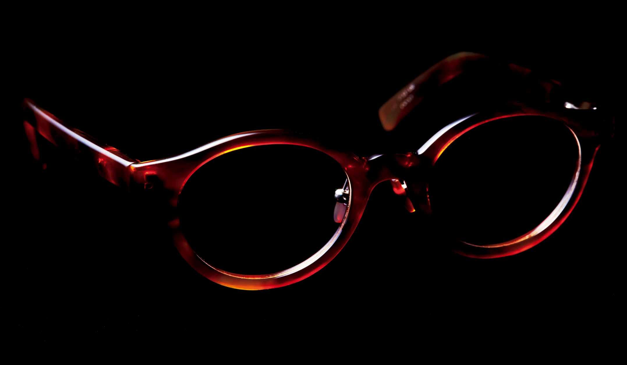 ●モデル名:『KUAI-F』 ●国:日本 ●誕生年:2010年 ●素材:鼈甲 ●価格:¥540,000 (大澤鼈甲) ●備考:〝大澤鼈甲〟が展開する眼鏡のなかでも、デザイン性を高め、軽やかな掛け心地を追求したモデルが『KUAI』。鼈甲の持ち味を活かしながら、バネの蝶番やブラスのノーズパッドを付け、心地いいフィット感を実現した。