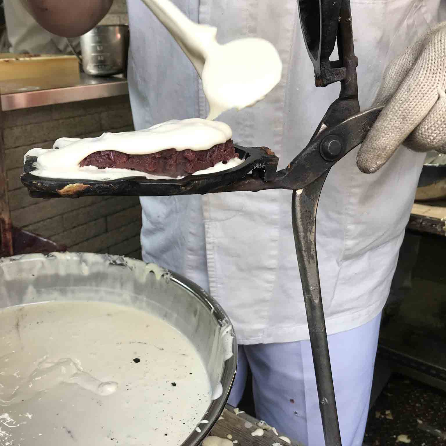 鉄板でまとめて焼くのではなく、焼き型で一匹一匹を焼いていくたい焼きを、宮嶋氏は「天然もの」と呼ぶ。焼き型で次々と焼いていく、「たいやきわかば」の三代目主人の手さばきを見ているだけでも楽しい。
