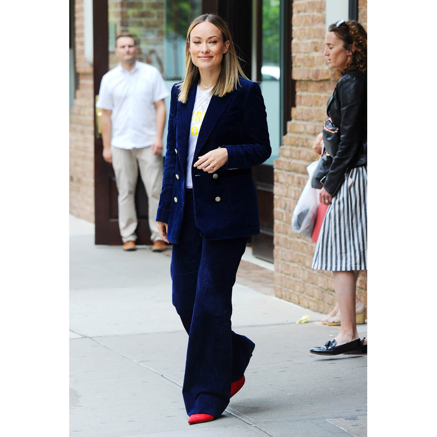 ネイビーのパンツスーツのOlivia Wilde(オリビア・ワイルド)