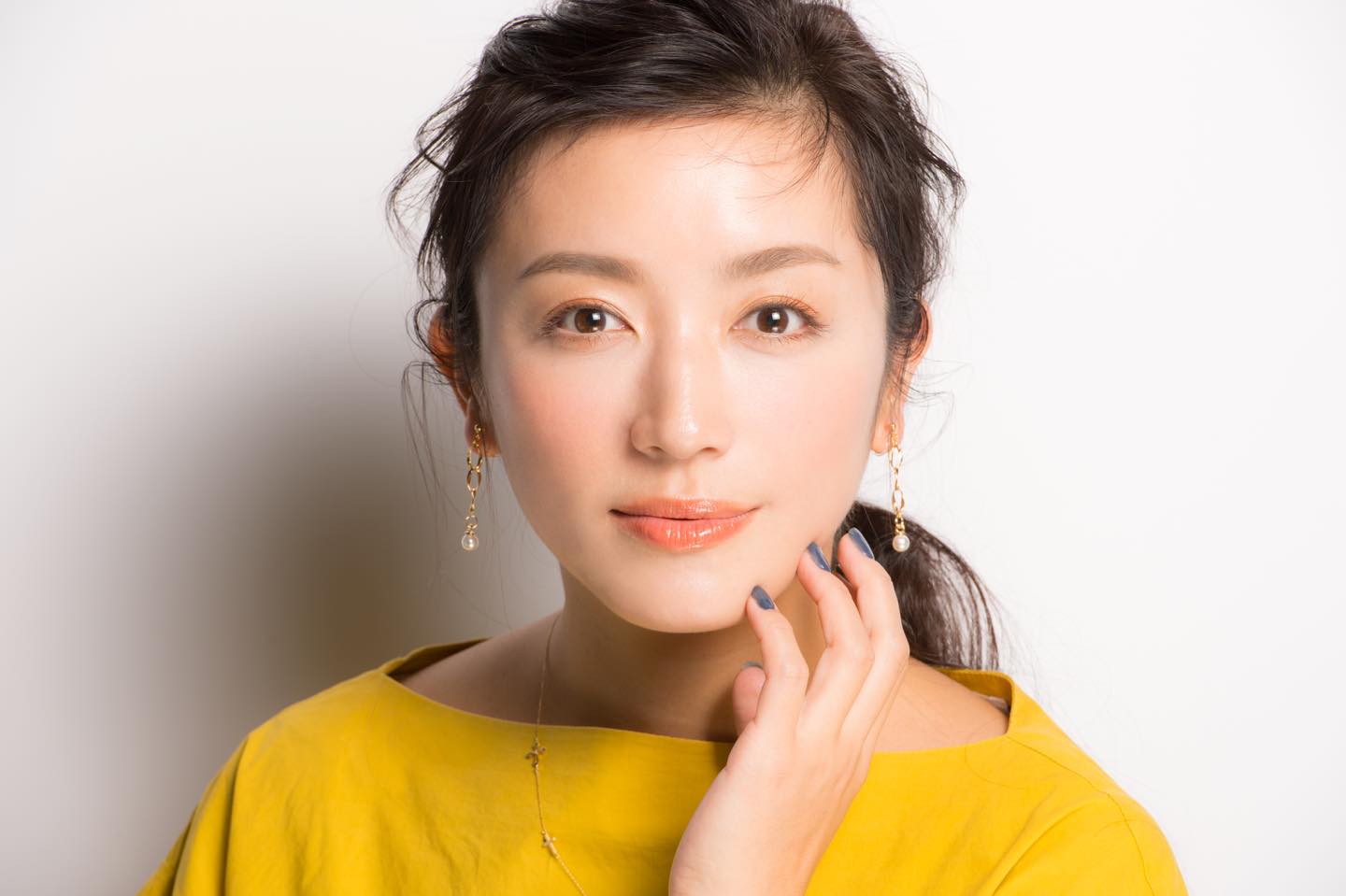自然な濃さの平行太め眉なら、主張しすぎることなく上品な印象に。