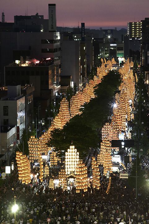 秋田駅周辺を、竿燈を持った差し手が練り歩く