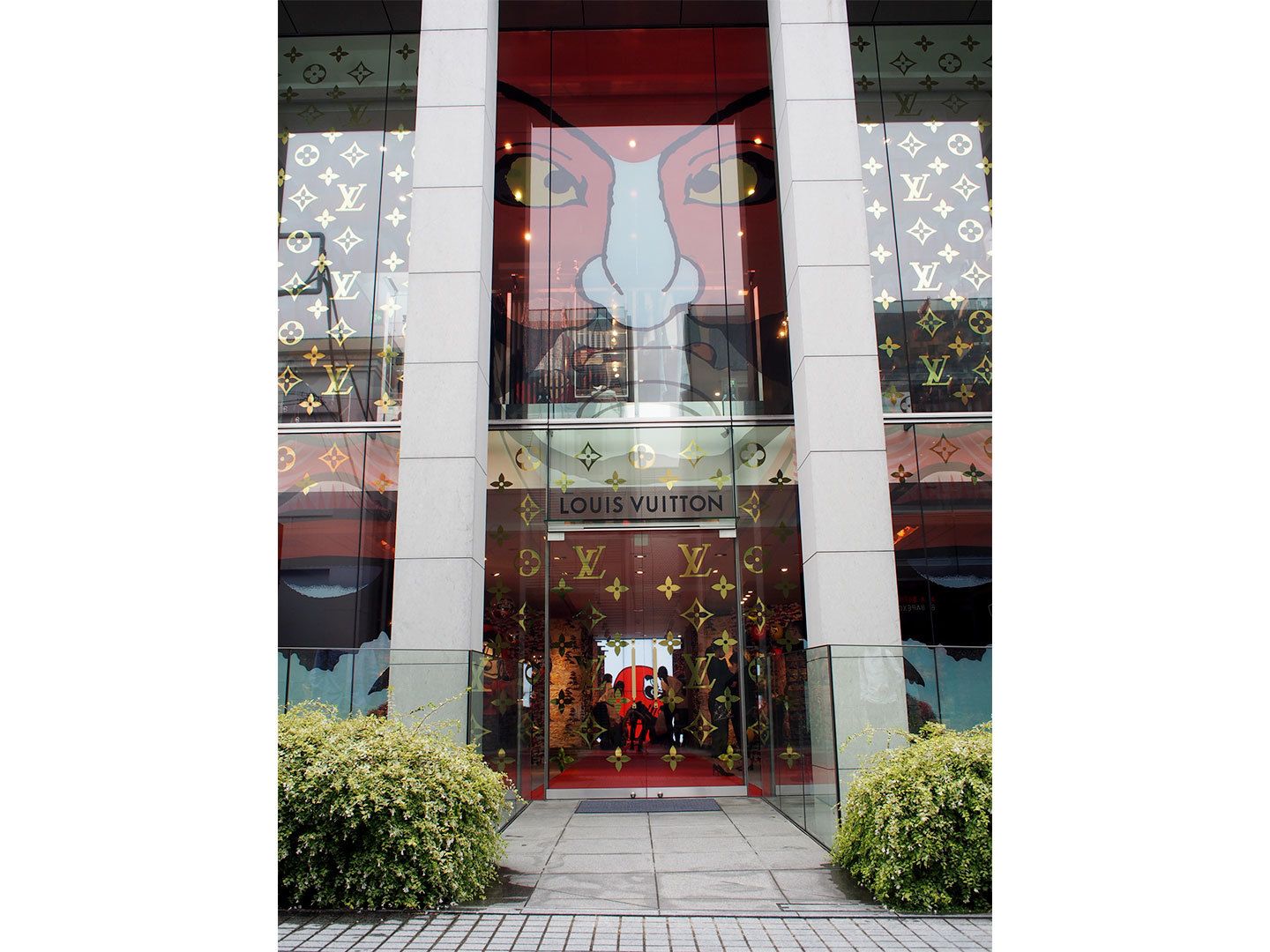 「LOUIS VUITTON 2018 CRUISE POP-UP STORE at Minami Aoyama」の正面。大きな歌舞伎モチーフと、一面のロゴが祭り気分