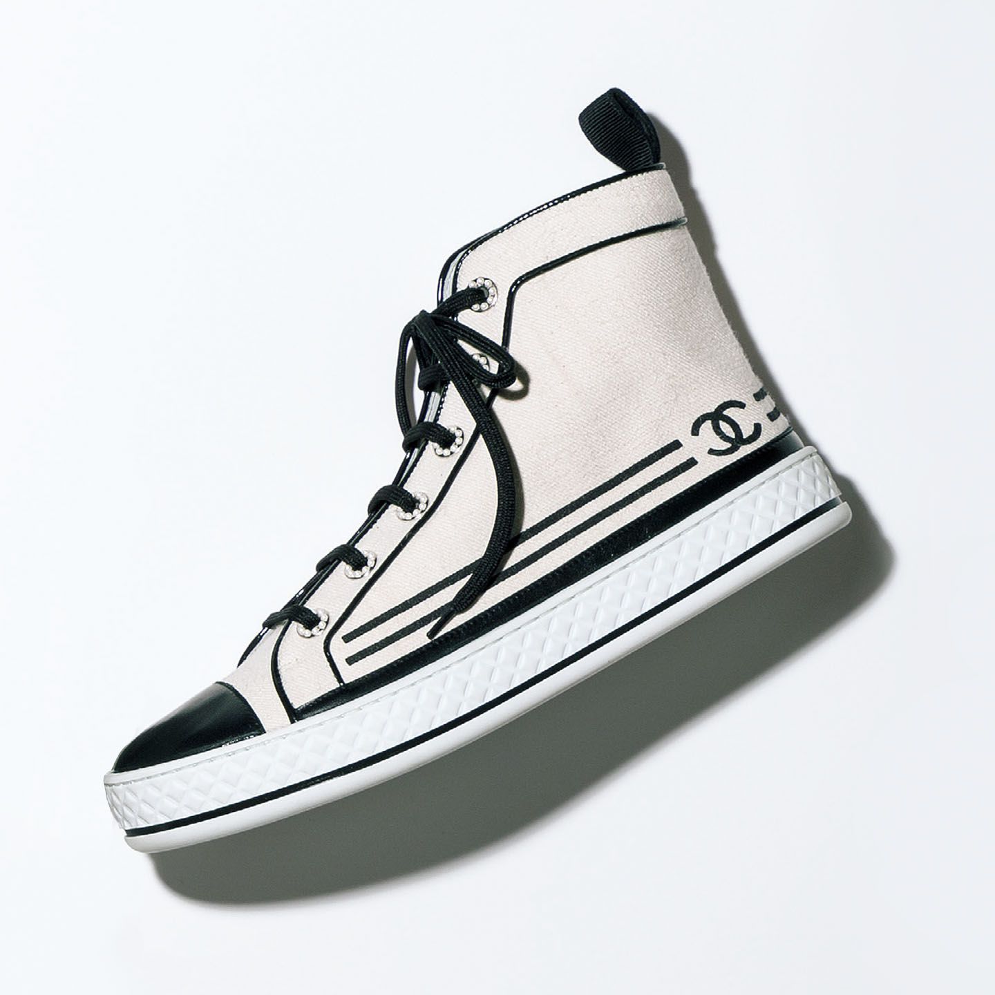スニーカー¥112,000(シャネル)