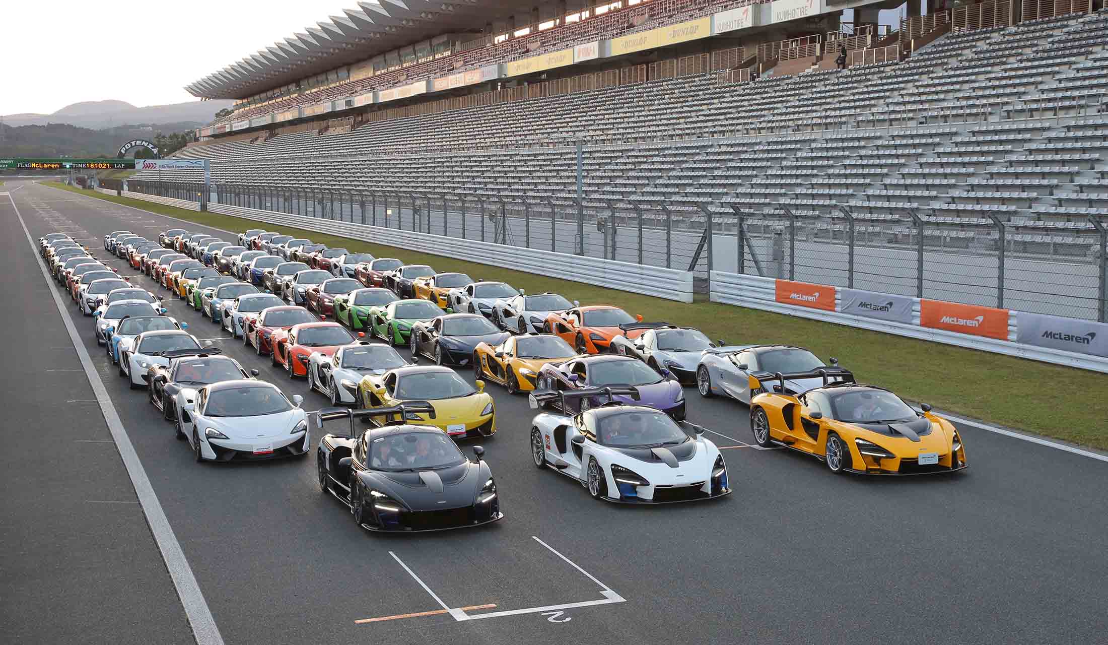 こちらはオーナーを対象としたマクラーレン・エクスペリエンスのなかでも、最大のサーキットイベント「McLaren TRACK DAY Japan」。自身のマシンの本領を発揮させる絶好の機会だ。今年は10月21日に富士スピードウェイで行われた。パレードランも圧巻。